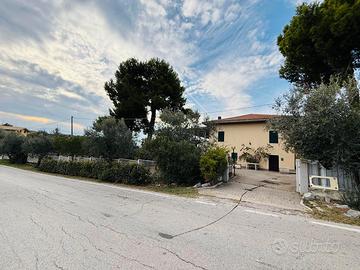 Villa su due livelli con giardino perimetrale