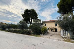 Villa su due livelli con giardino perimetrale