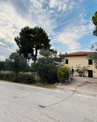 Villa su due livelli con giardino perimetrale