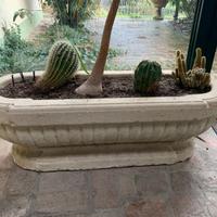 Fioriera in pietra lavorata