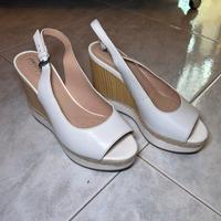 Scarpe bianche aperte con tacco