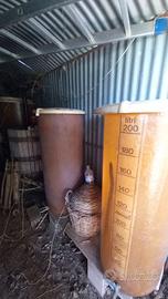 fusti da vino in vetroresina e strettoia 