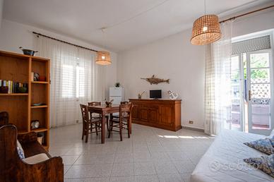 Follonica fronte parco mare piano terra 6 p