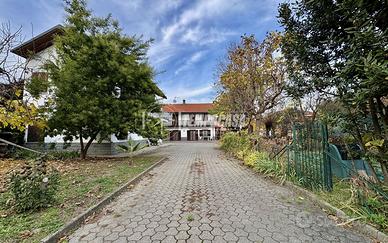 In zona centralissima, ampia proprietà composta da