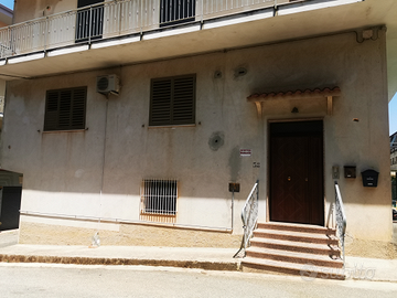 Vendita appartamento con giardino e garage