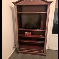 Arredi di legno massiccio e divano