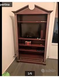 Arredi di legno massiccio e divano