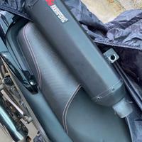 Vend o scambi o marmitta akrapovic con leovince 4r