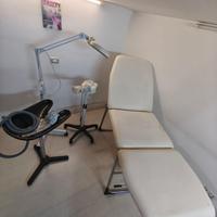 Lettino massaggi, lampada con lente, vaporizzatore