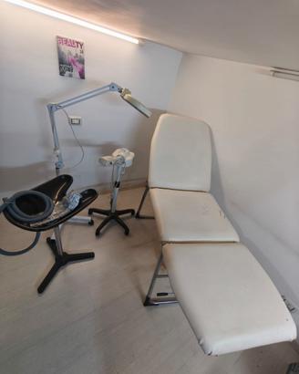 Lettino massaggi, lampada con lente, vaporizzatore