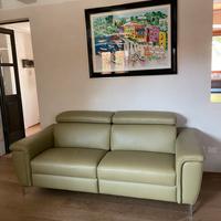 Divano due posti in pelle mai usato !!