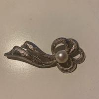 Spilla fiocco con perla