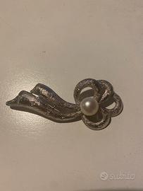 Spilla fiocco con perla
