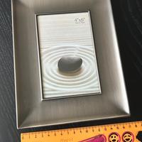 Cornice grigia da tavolo