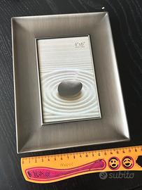 Cornice grigia da tavolo