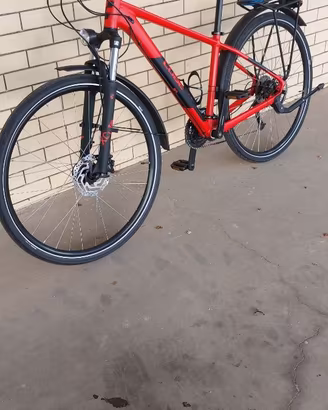 Bicicletta marca CUBE modello Trekking