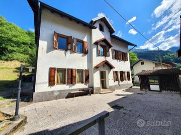CASA INDIPENDENTE CON CORTE E GIARDINO - UN RIF...