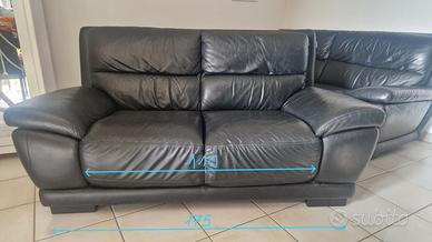 Divano 2 posti in vera pelle nera – 100€ l’uno