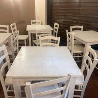 Tavoli e sedie per attività commerciale.