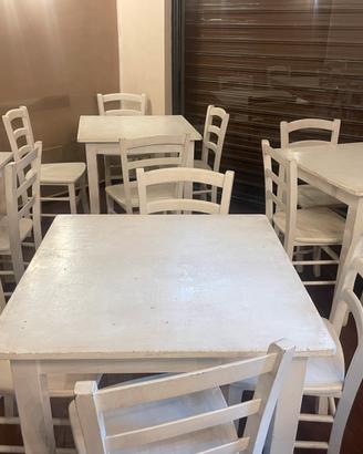 Tavoli e sedie per attività commerciale.