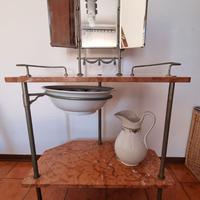 Toilette da camera con catino e brocca