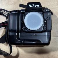 Reflex Nikon F90X.  battery pack MB-10. con Flash