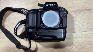 Reflex Nikon F90X.  battery pack MB-10. con Flash