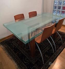 Tavolo in cristallo e 4 sedie