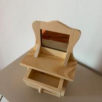 Piccolo portagioie a forma di cassettiera