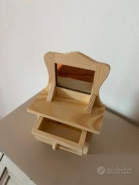 Piccolo portagioie a forma di cassettiera