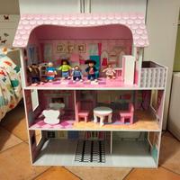 Casa delle bambole in legno 