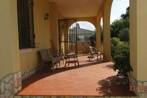 Villetta con veranda coperta + giardino a Rilievo