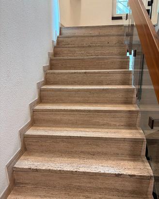 Rivestimento scala in travertino - 117 gradini