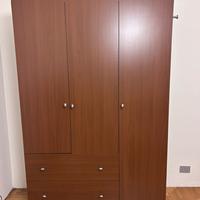 Armadio 3 ante color noce con cassettoni