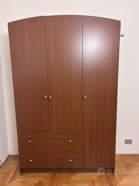 Armadio 3 ante color noce con cassettoni