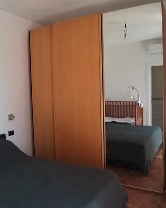 Armadio con ante scorrevoli e specchio 