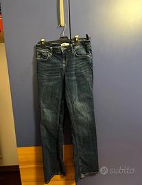 Jeans blu a vita bassa di ZARA