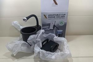 Porta cellulare da auto con portabicchieri.