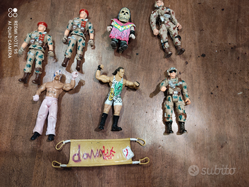 Wrestler (Rob Van Dam e Rey Mysterio) e soldati