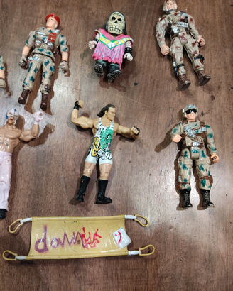 Wrestler (Rob Van Dam e Rey Mysterio) e soldati