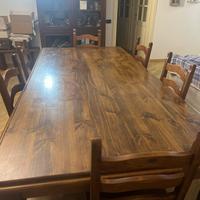 Tavolo e sedie in legno massiccio