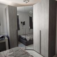 armadio grigio angolare