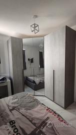 armadio grigio angolare