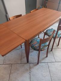 Tavolo in legno con 4 sedie