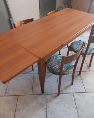 Tavolo in legno con 4 sedie