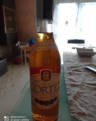 bottiglia di rum Ron cortez vintage 
