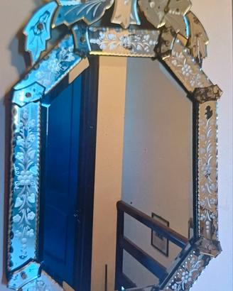 Specchio ottagonale in vetro di Murano decorato. a