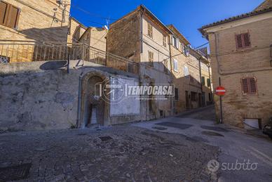 Casa su più livelli nel cuore di Morrovalle - Vi