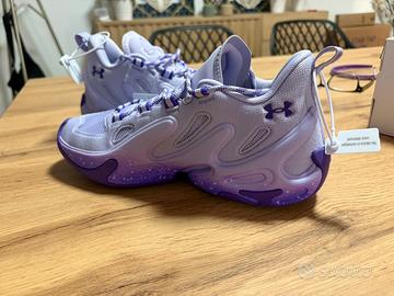 Scarpe da basket o pallavolo