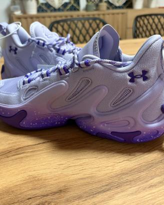 Scarpe da basket o pallavolo